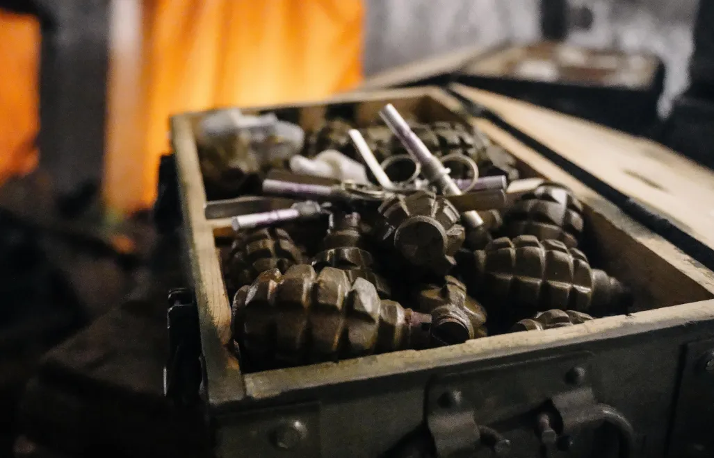 Skrzynia wypełniona granatami. Fot. PAP/Vladyslav Karpovych