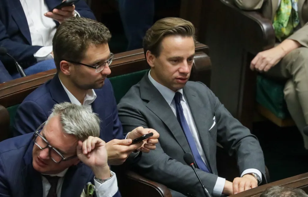 Poseł Konfederacji Przemysław Wipler, poseł Konfederacji Michał Wawer i wicemarszałek Sejmu Krzysztof Bosak. Fot. PAP/Tomasz Gzell