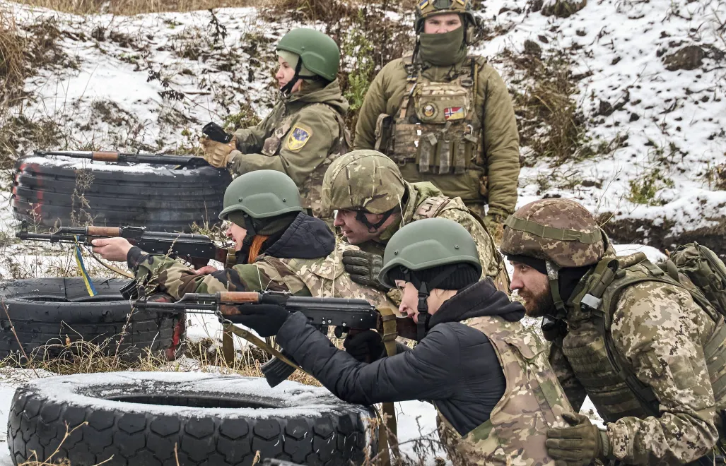 Ukraińscy cywile podczas szkolenia strzeleckiego zorganizowanego przez wojsko Fot. SERGEY KOZLOV/PAP/EPA 