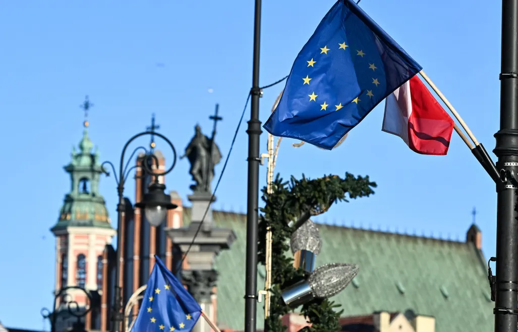 Flagi Polski i Unii Europejskiej na Trakcie Królewskim w Warszawie Fot. PAP/Radek Pietruszka 