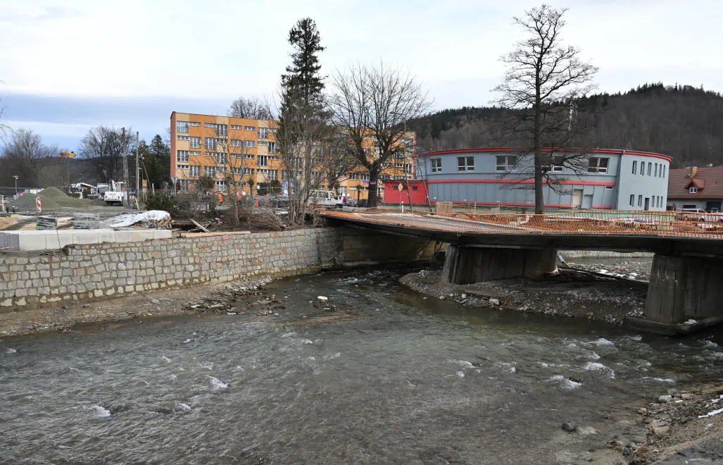 Zniszczony podczas ubiegłorocznej powodzi most w Stroniu Śląskim. Fot. PAP/Maciej Kulczyński