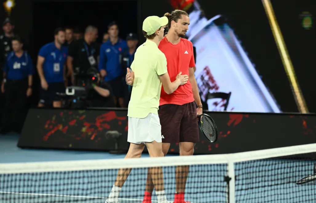  Jannik Sinner i Alexander Zvere. Fot. PAP/EPA/JOEL CARRETT
