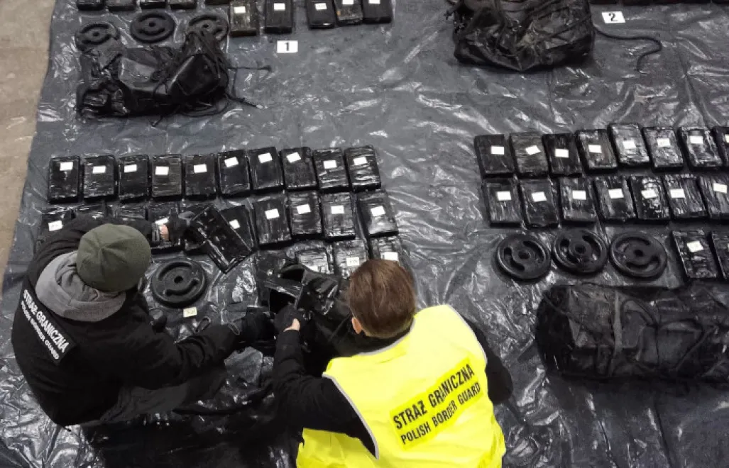 Funkcjonariusz MOSG zabezpieczają zatrzymane narkotyki. Źródło: MOSG