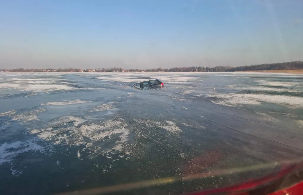 Samochód utknął w lodzie na Śniardwach, fot. facebook.com/Mazurska Służba Ratownicza