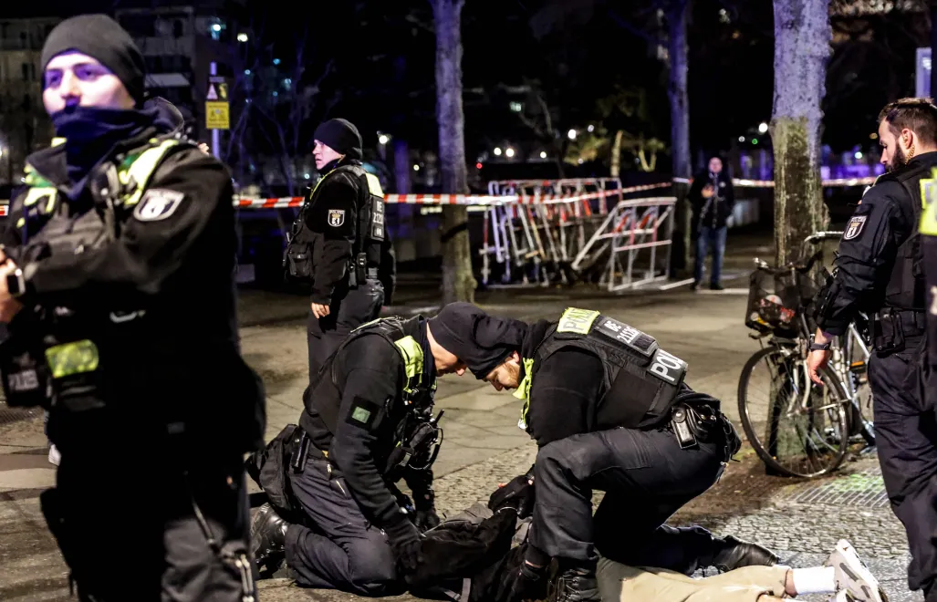 Zatrzymanie nożownika w  Berlinie. Fot. PAP/EPA/CHRISTOPHER NEUNDORF