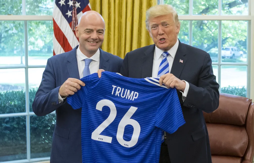 Szef FIFA Gianni Infantino i Donald Trump podczas spotkania w Białym Domu w 2018 roku, fot. PAP/EPA/MICHAEL REYNOLDS