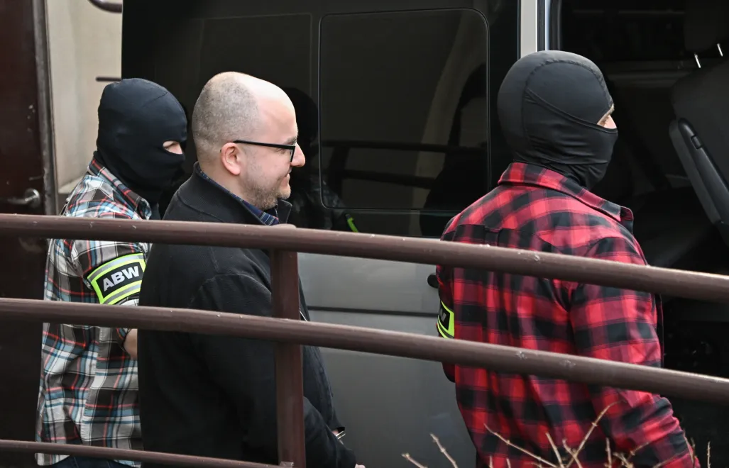 Poseł Dariusz Matecki po wyjściu z sądu Fot. PAP/Radek Pietruszka 