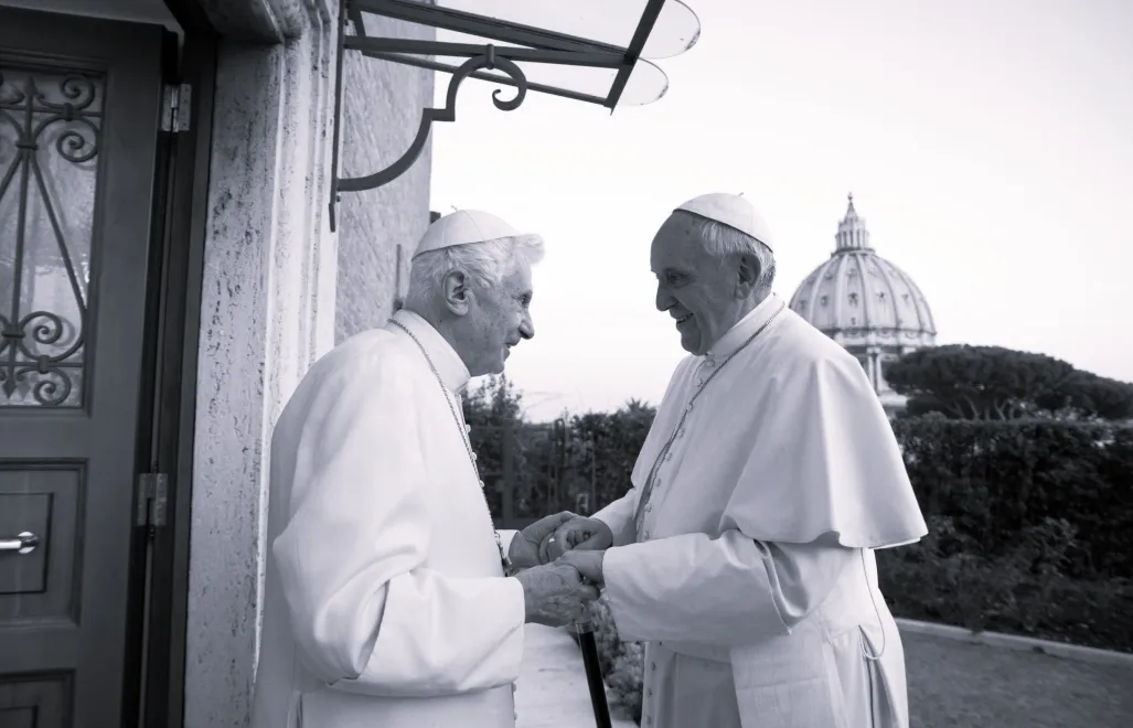 Benedykt XVI, Franciszek. Fot. PAP/EPA/L'OSSERVATORE ROMANO