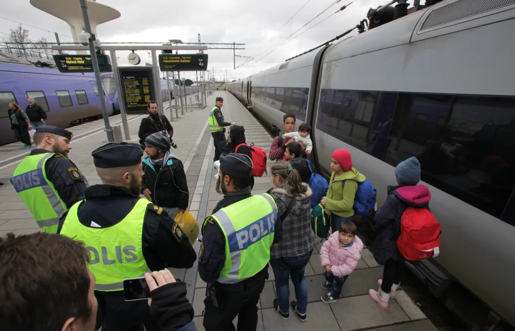 Grupa migrantów w Szwecji Fot. STIG-AKE JONSSON/PAP/EPA