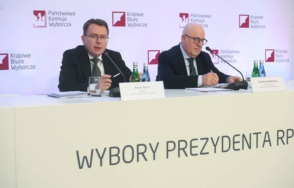 Szef Krajowego Biura Wyborczego Rafał Tkacz i przewodniczący PKW Sylwester Marciniak Fot. PAP/Piotr Nowak