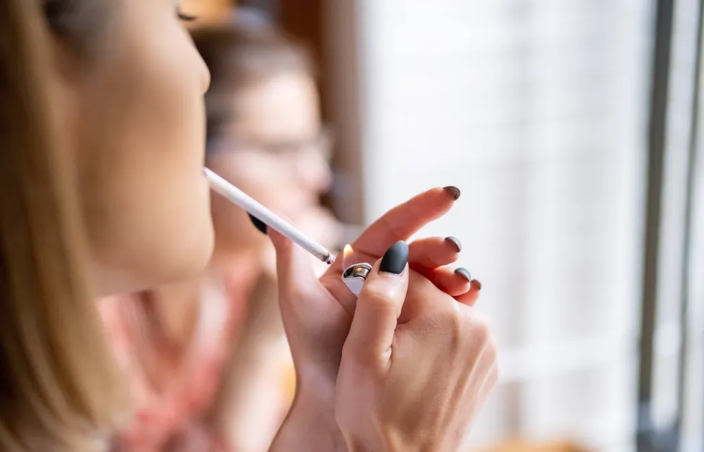 Ilustracja. Kobieta paląca papierosa. Fot. PAP/Archiwum Kalbar