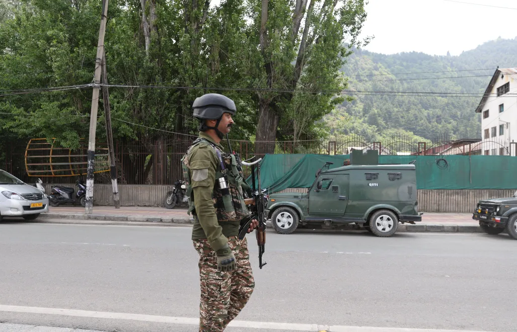 Indyjski żołnierz paramilitarny pełni wartę w Śrinagarze w indyjskim Kaszmirze. Fot. PAP/EPA/FAROOQ KHAN