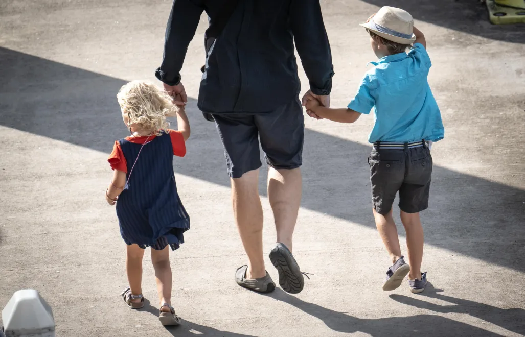 Tata z dziećmi Fot. PAP/Tytus Żmijewski