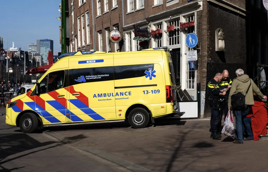 Służby ratunkowe na miejscu ataku nożem w Amsterdamie. Fot. PAP/EPA/SIMON LENSKENS