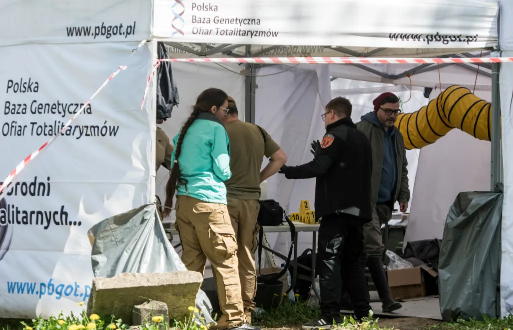 Ексгумаційні роботи на території колишнього села Пужники у Тернопільській області. Fot. PAP/Vladyslav Musiienko