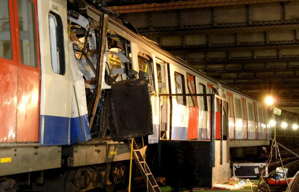 Wagon londyńskiego metra po zamachu w 2005 roku. Fot. PAP/ EPA/HO