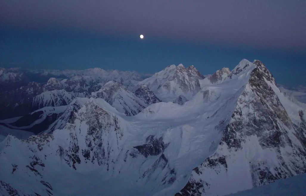 Himalaista Waldemar Kowalewski sprowadzany z Broad Peak przez Szerpów. Fot. PAP/	Archiwum DOYCHIN BOYANOV (zdjęcie ilustracyjne)