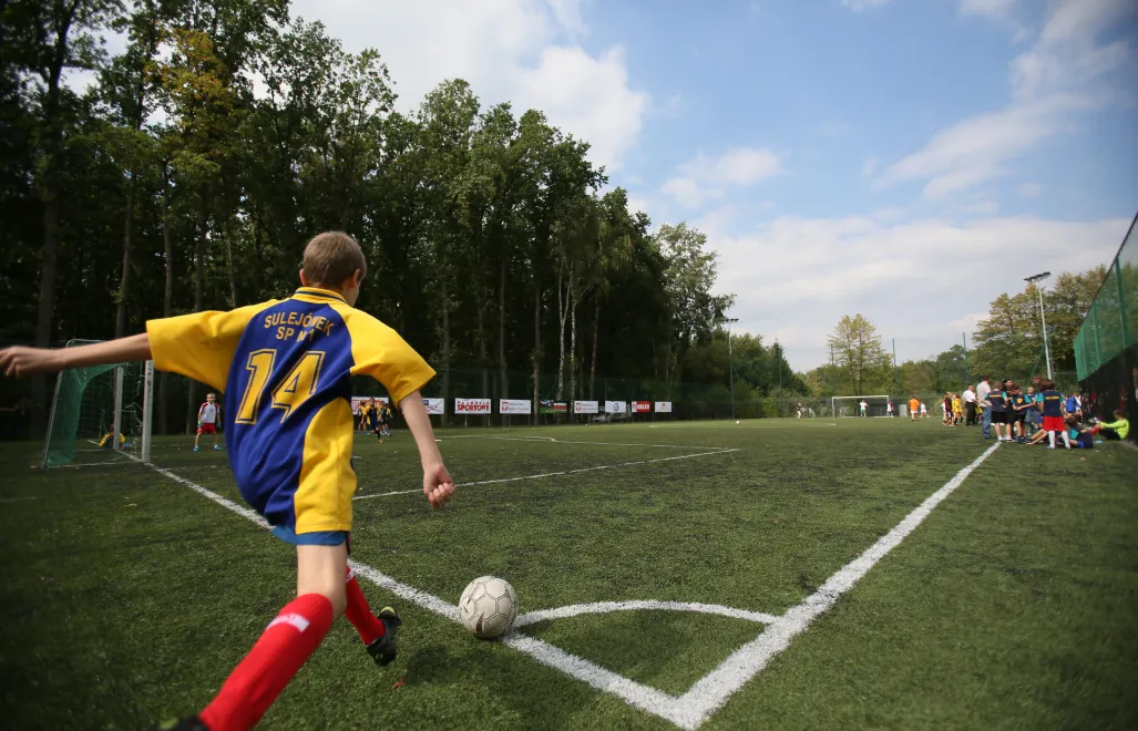 Uczniowie grają w piłkę/ zdjęcie ilustracyjne Fot. PAP/Leszek Szymański 