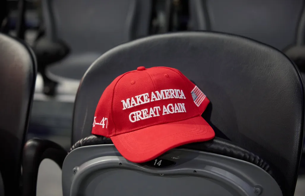  Napis na czapce z daszkiem "Make America Great Again". Fot. EPA/ALLISON DINNER