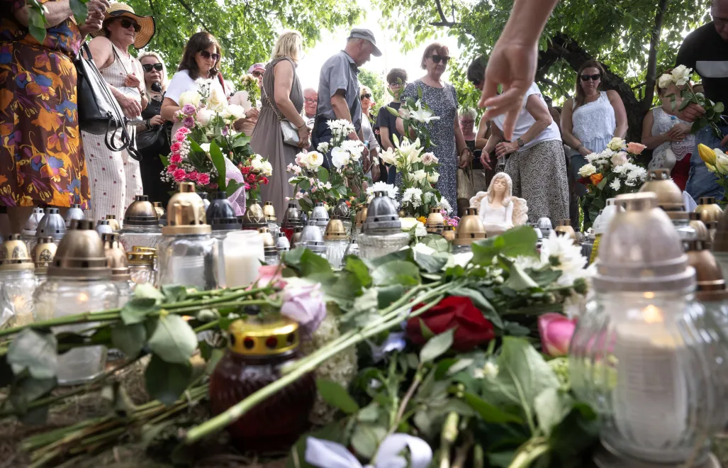 Kwiaty i znicze przyniesione przez uczestników marszu milczenia w Toruniu, fot. PAP/Tytus Żmijewski