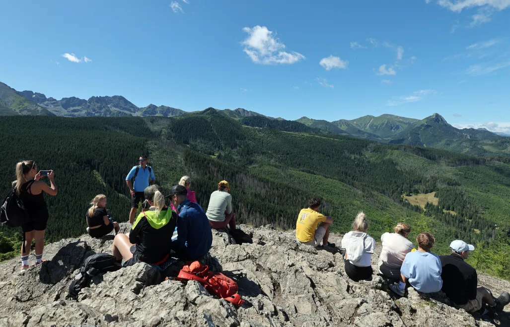 Turyści na szczycie Kopieńca w Tatrach, fot. PAP/Grzegorz Momot