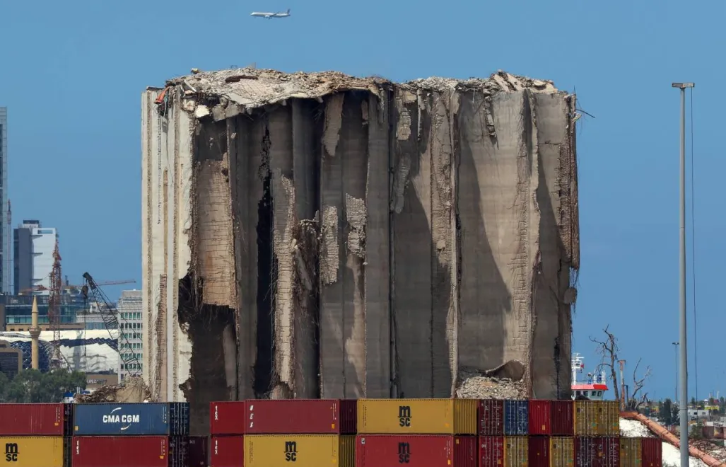 Ruiny silosów w Bejrucie. Fot. EPA/WAEL HAMZEH