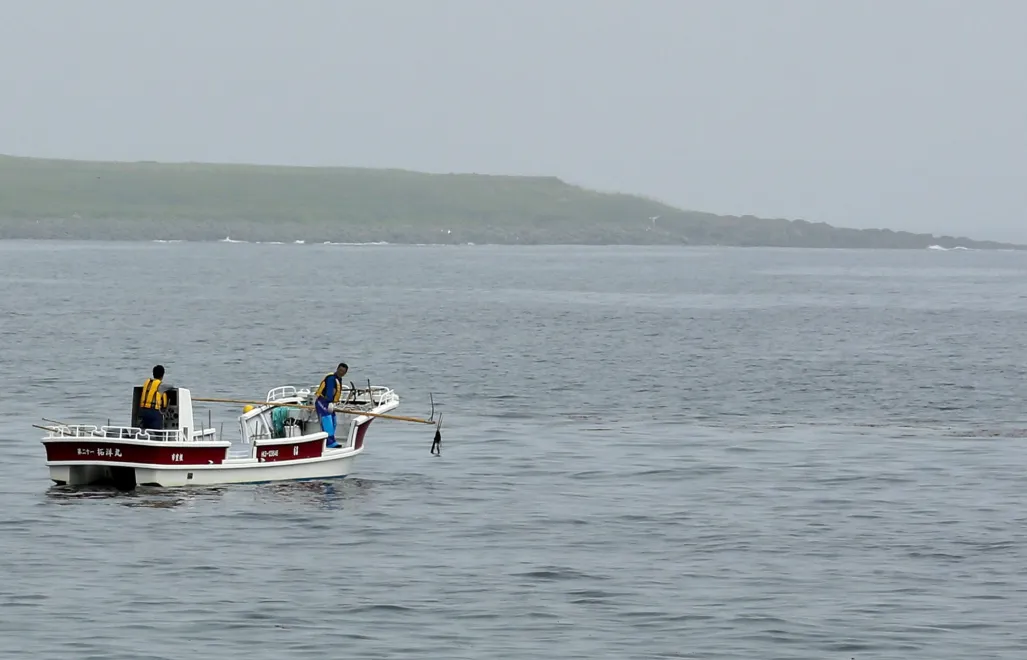 Łódź w pobliżu Wysp Kurylskich, zdjęcie ilustracyjne, fot. PAP/EPA/KIMIMASA MAYAMA
