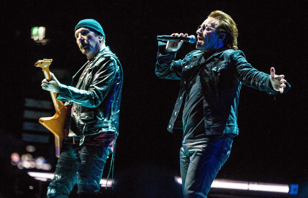 The Edge (L) i Bono (P). Fot. EPA/PAUL BERGEN