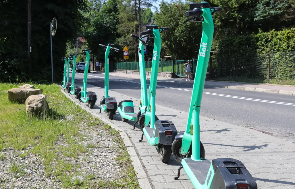 Hulajnogi elektryczne. Fot. PAP/ Grzegorz Momot 