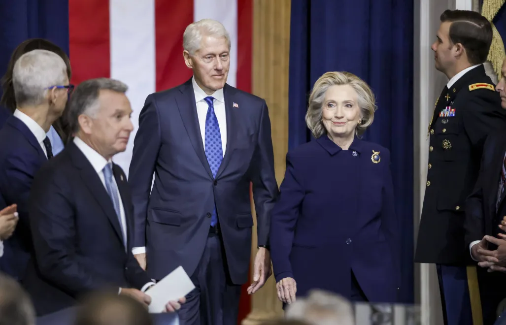 Bill Clinton i Hillary Clinton (zdjęcie ilustracyjne). Fot. EPA/SHAWN THEW / POOL