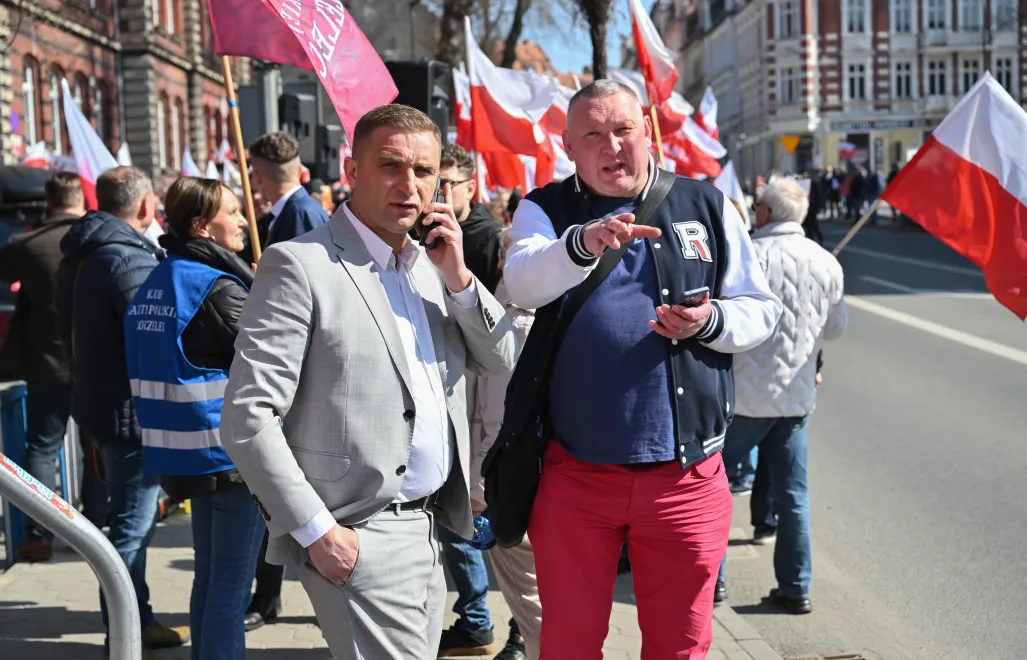 Robert Bąkiewicz (z lewej) podczas protestu w Zgorzelcu Fot. PAP/Maciej Kulczyński 