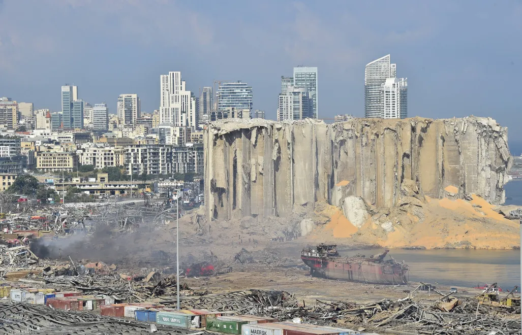 Eksplozja saletry amonowej zabiła 218, raniła ponad 7 tys. i pozbawiła dachu nad głową 300 tys. osób. Fot. PAP/EPA/	WAEL HAMZEH