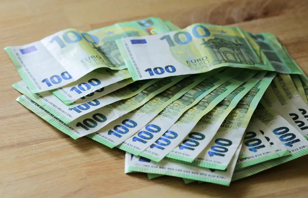 Banknoty międzynarodowej waluty euro (zdjęcie ilustracyjne). Fot. PAP/Tomasz Waszczuk