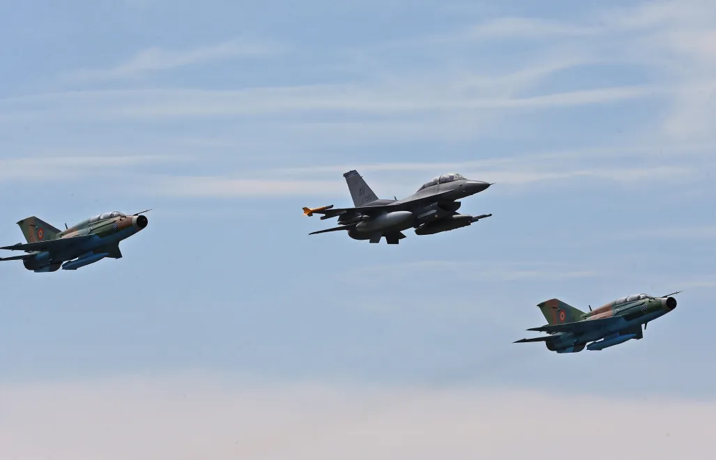 Rumuńskie samoloty myśliwskie F-16. Fot. PAP/EPA/MIRCEA ROSCA