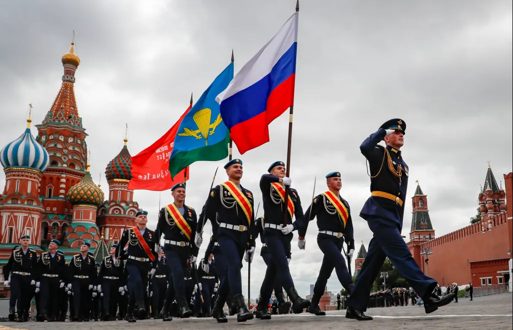 Rosyjscy spadochroniarze podczas parady na Placu Czerwonym w Moskwie Fot. PAP/EPA/YURI KOCHETKOV