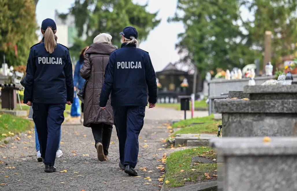 Złamanie przepisów na cmentarzu - od mandatu 500 zł do 8 lat więzienia. Fot. PAP/	Darek Delmanowicz