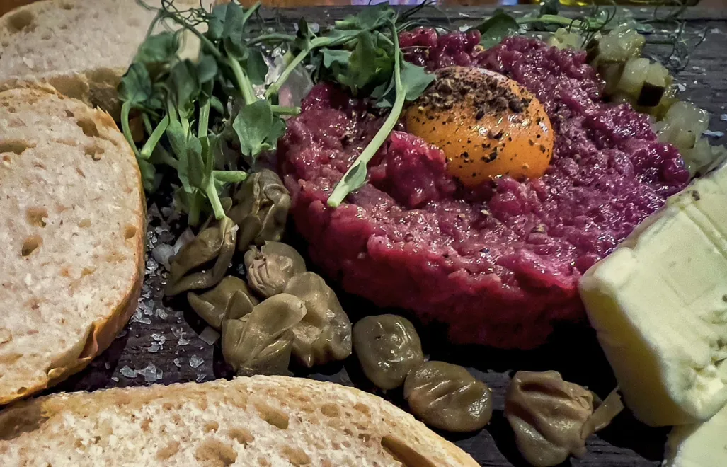 Tatar wołowy - zdjęcie ilustracyjne Fot. PAP/Jerzy Ochoński