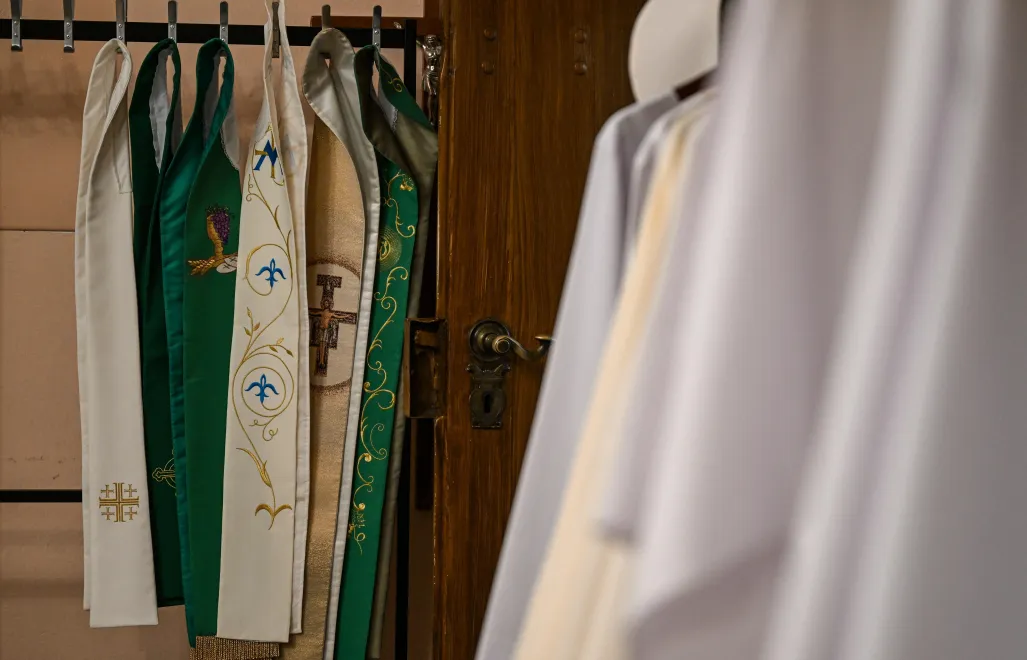 Stuły w zakrystii w kościele (zdjęcie ilustracyjne). Fot. PAP/Darek Delmanowicz