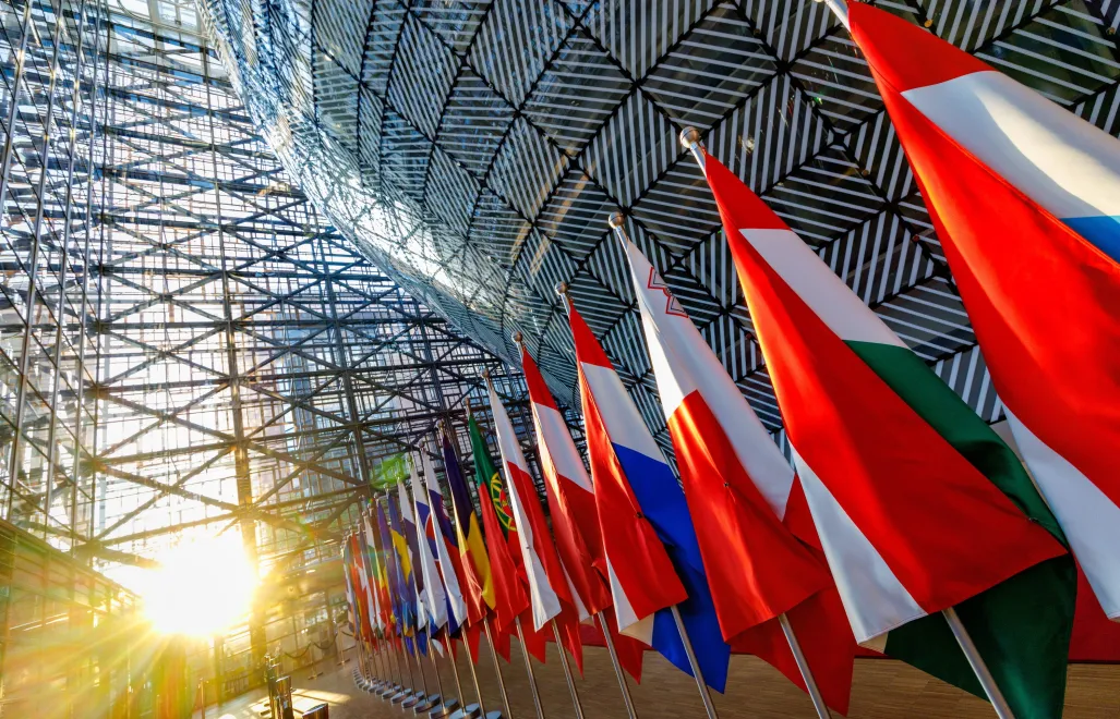 Flagi UE. Fot. PAP/EPA/	OLIVIER MATTHYS