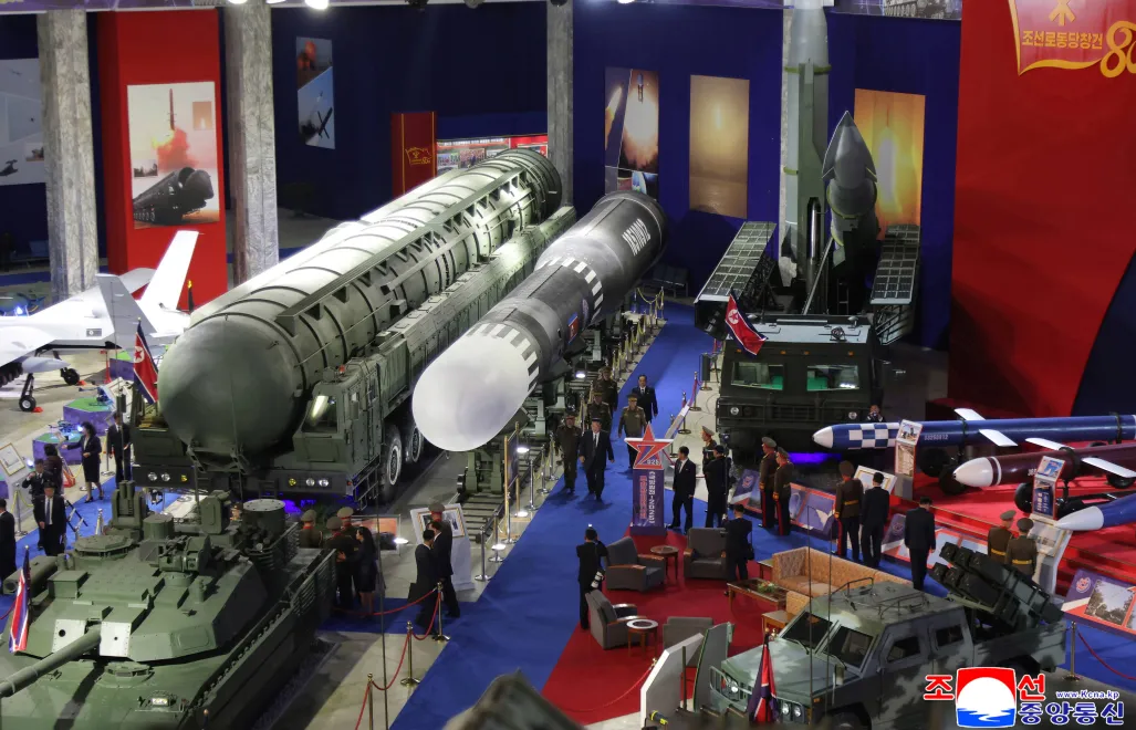 Северокорейское оружие на выставке "Оборонное развитие 2025". Fot. PAP/EPA/KCNA
