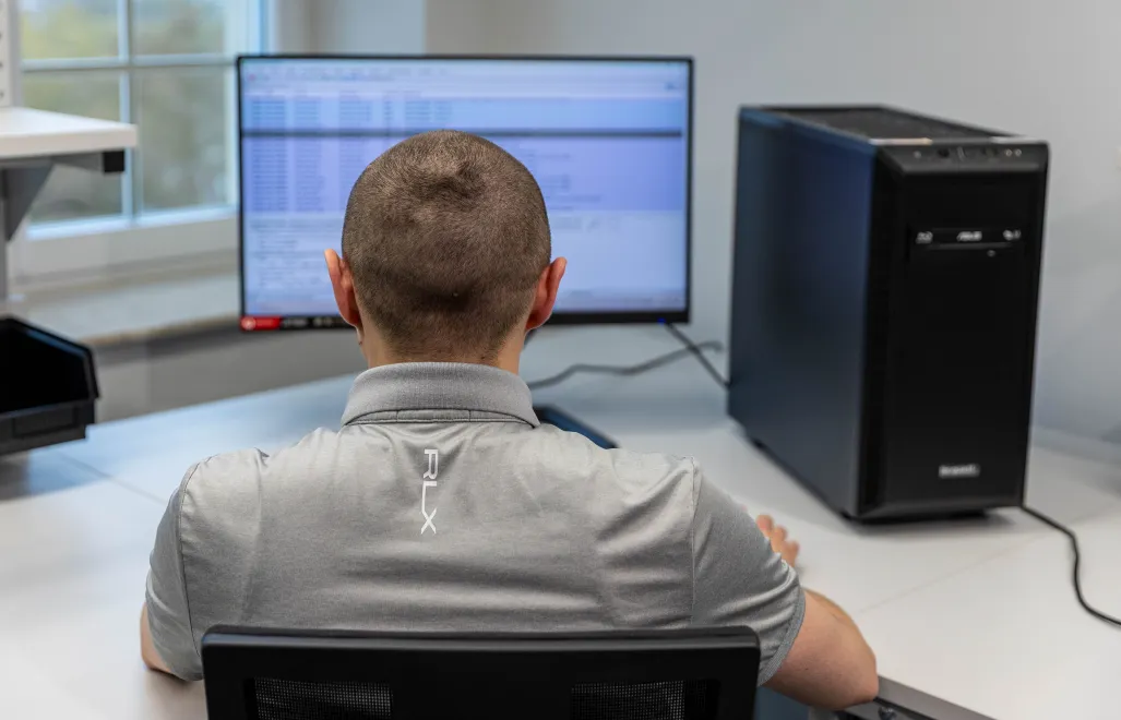 Mężczyzna przy komputerze (zdjęcie ilustracyjne). Fot. PAP/Paweł Jaskółka