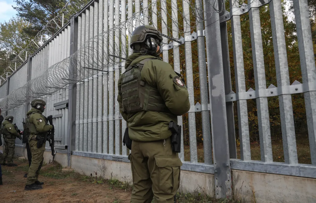 Funkcjonariusze straży granicznej na granicy z Białorusią, fot. PAP/Artur Reszko