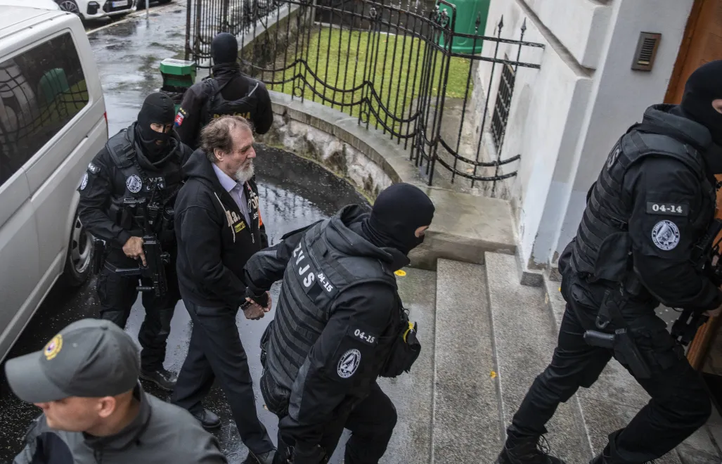 Juraj Cintula w drodze na proces. Fot. EPA/JAKUB GAVLAK