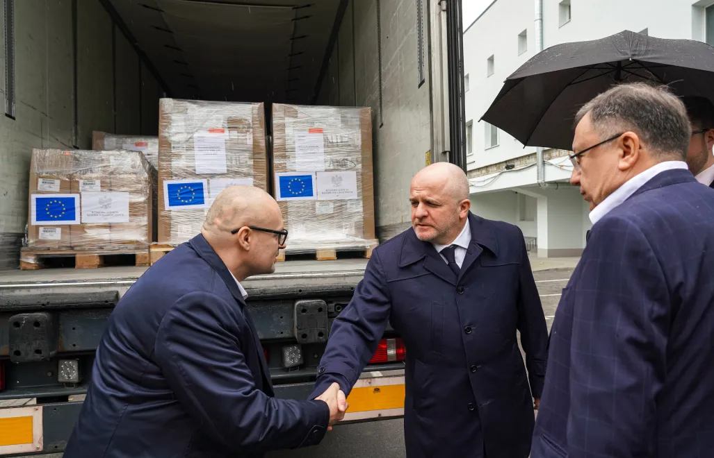 Przewodniczący Rady ds. Współpracy z Ukrainą Paweł Kowal (2P) podczas przekazania pomocy humanitarnej i medykamentów dla jednego z lwowskich szpitali. Fot. PAP/Vitaliy Hrabar