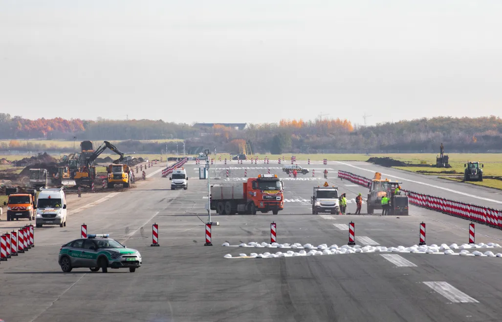  Ćwiczenia ratownicze NOKIA 25 na terenie Portu Lotniczego Wrocław. Fot. PAP/Krzysztof Ćwik