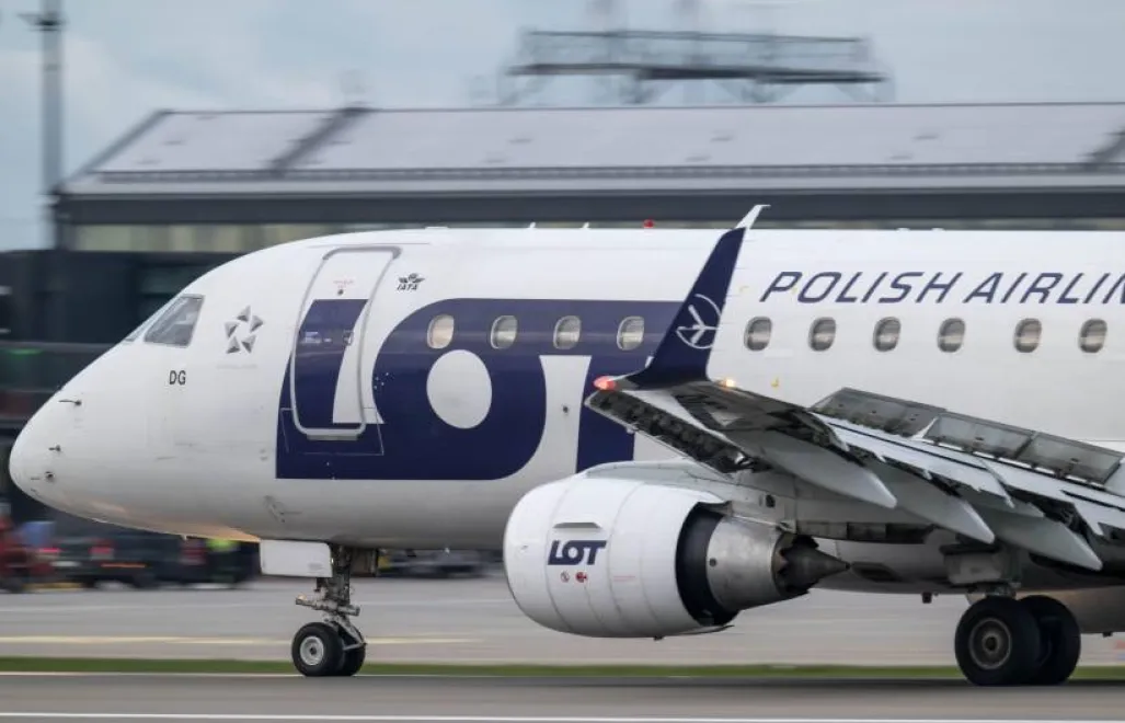 Embraer E170STD plane. Fot. PAP/Andrzej Jackowski