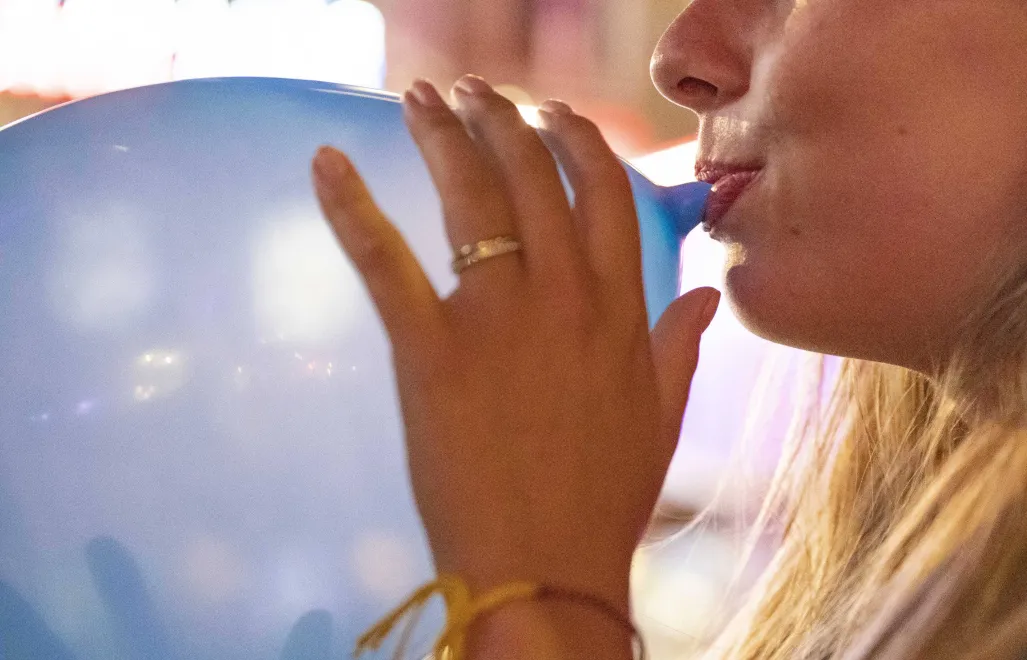 Kobieta wdychająca gaz rozweselający. Fot. EPA/NIELS WENSTEDT