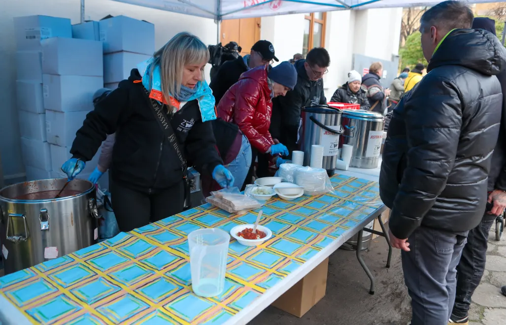 Posiłek dla osób potrzebujących. Fot. PAP/Roman Zawistowski