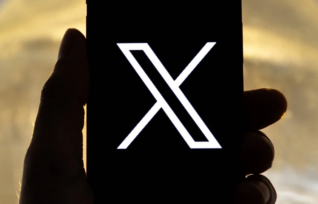 Logo platformy X. Fot. EPA/ETIENNE LAURENT