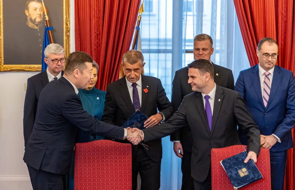 Trzy ugrupowania, które utworzą nowy rząd Czech, podpisały w poniedziałek umowę koalicyjną. Fot. PAP/EPA/MARTIN DIVISEK